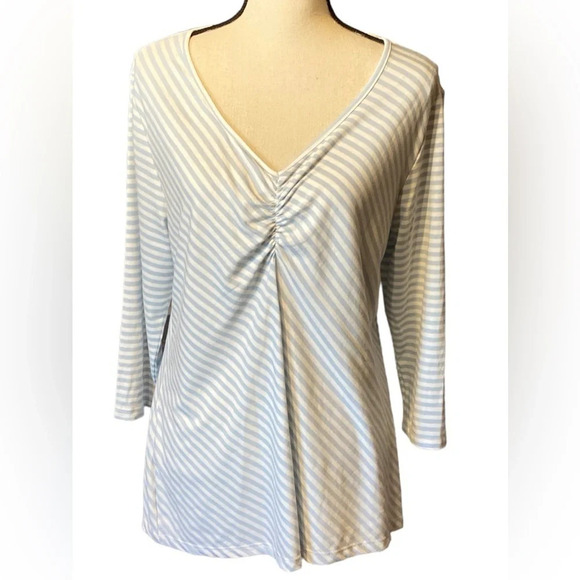 🎀 Baby blue and white striped top 🎀 - Picture 1 of 7